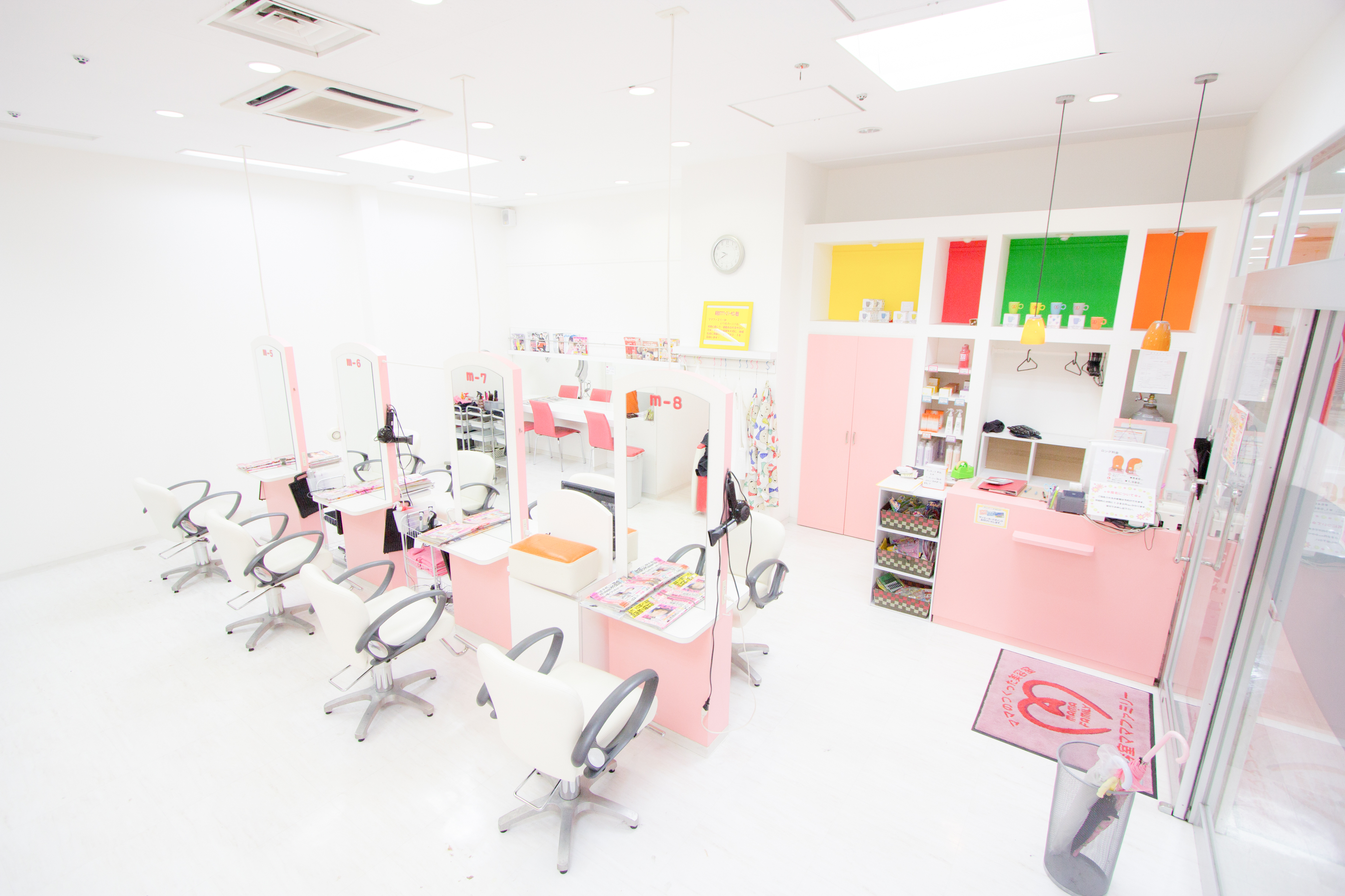 ハンビータウン店の店内と施術スペース