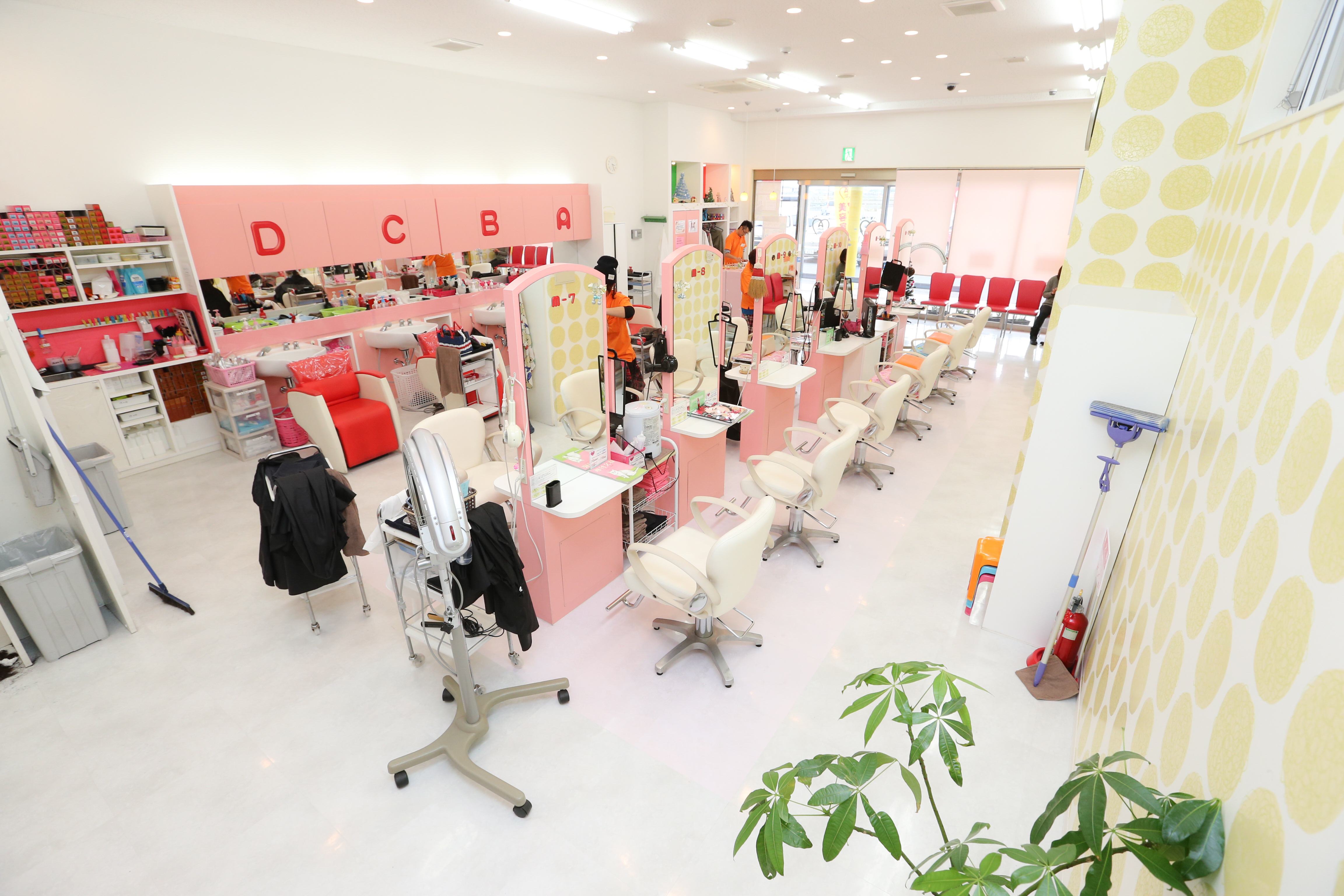 川副店の店内と施術スペース